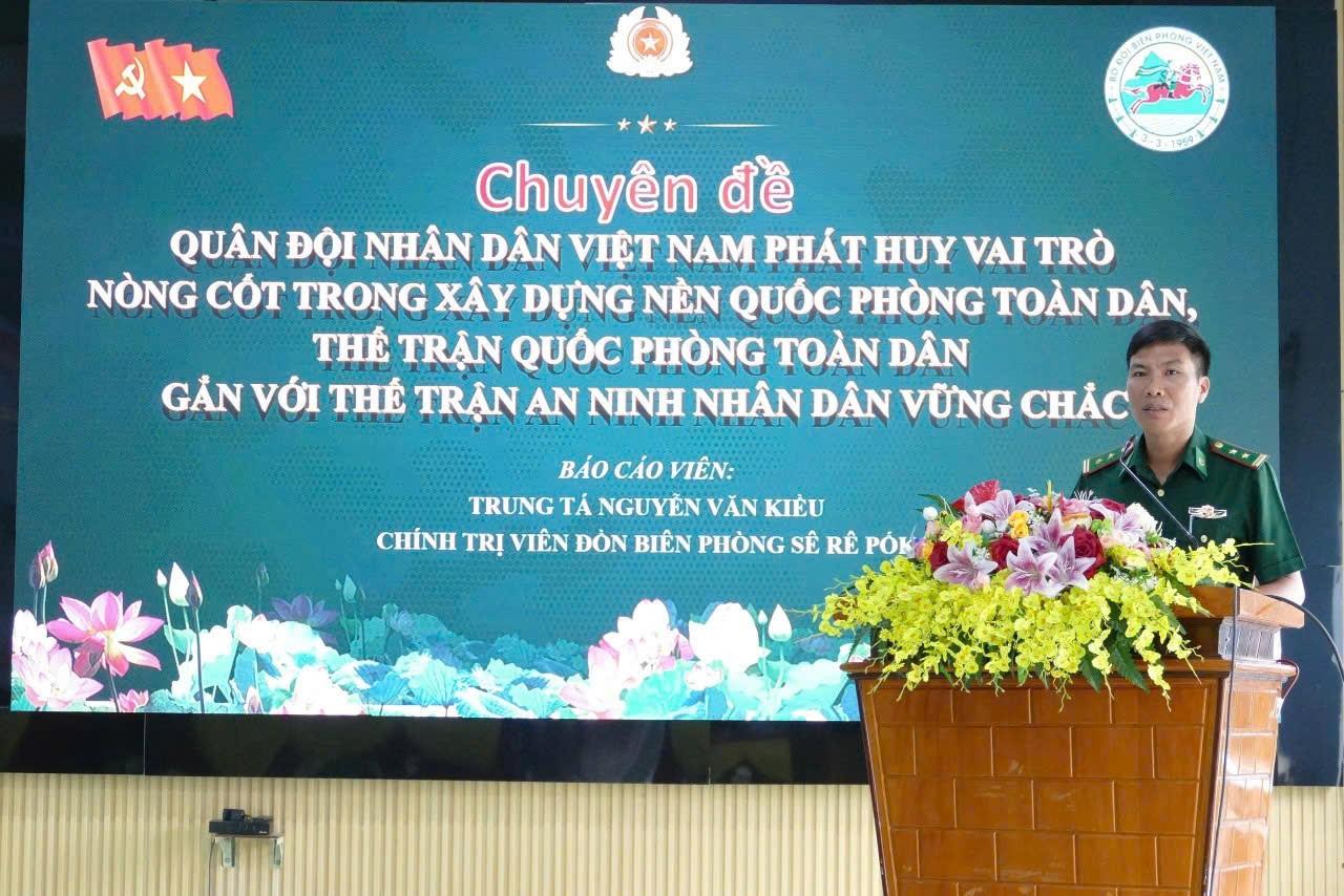 Trung tá Nguyễn Văn Kiều - Chính trị viên Đồn biên phòng Sêrêpốk báo cáo viên, trao đổi chuyên đề tại Hội nghị